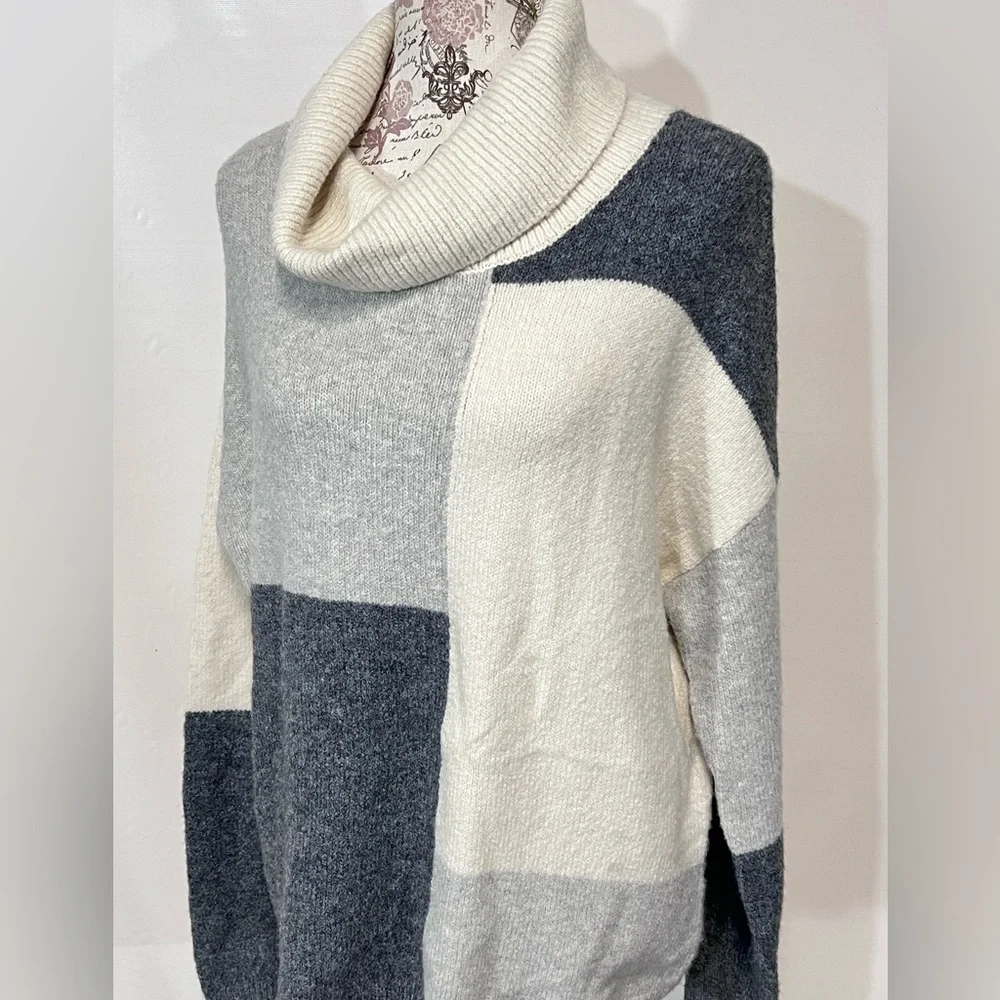 C&C CALIFORNIA Cream and gray color block cowl neck sweater‎ size XL.